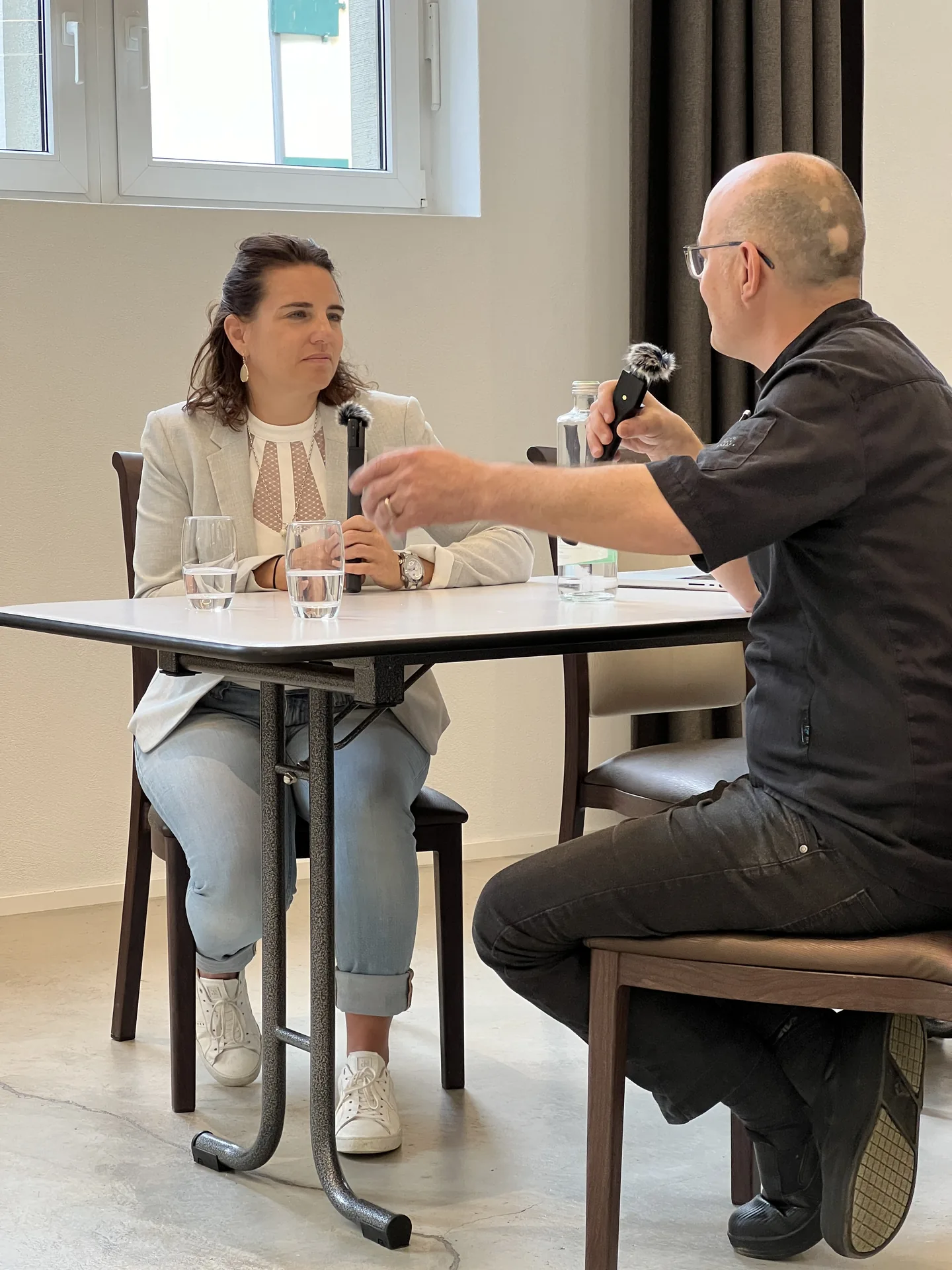 Podcast-Dreh: Geschäftsführerin Gastro Baselland im Gespräch mit einem Wirt am Tisch