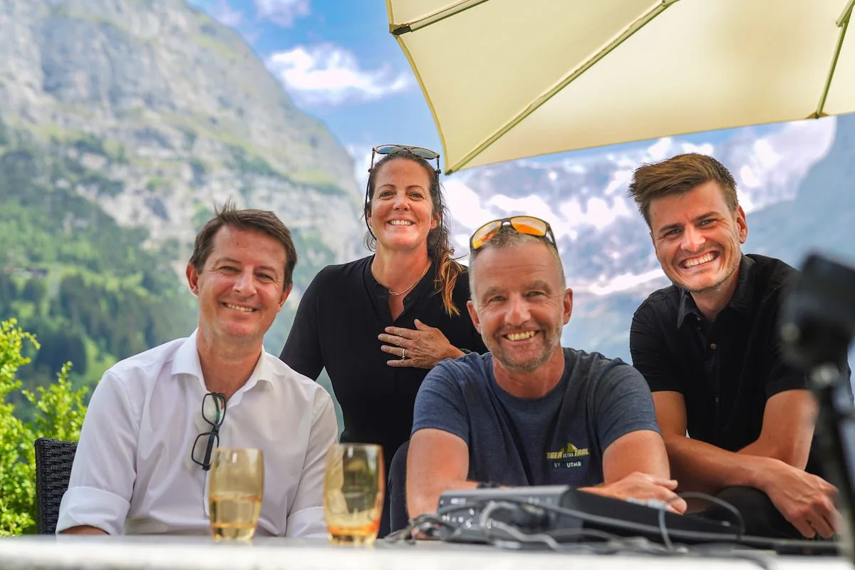 Gruppenbild des Dorfgespräch-Podcast-Teams vor Eiger-Panorama in Grindelwald