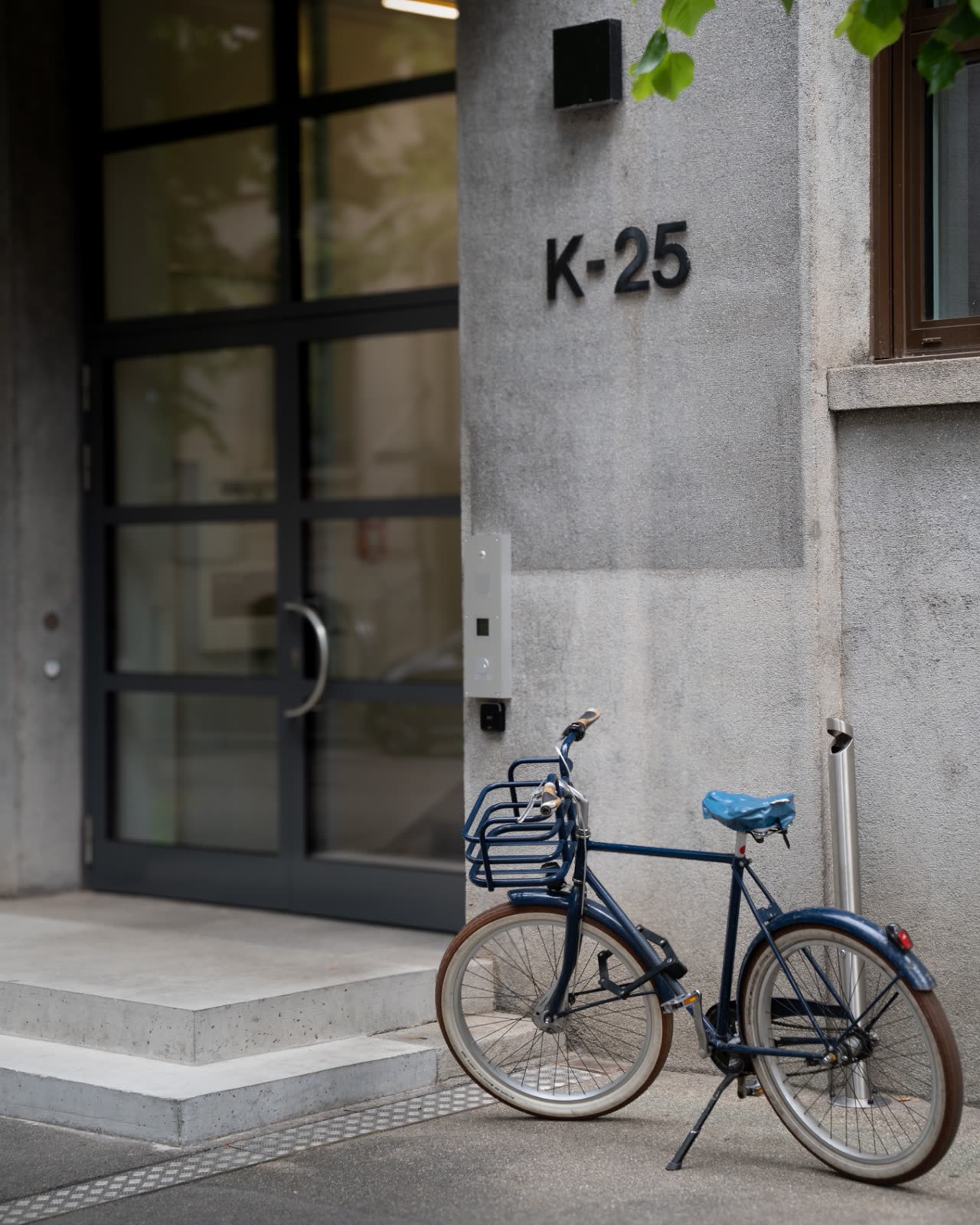 K-25, Eingang zum Campus-Klybeck-Gebäude mit Velo.