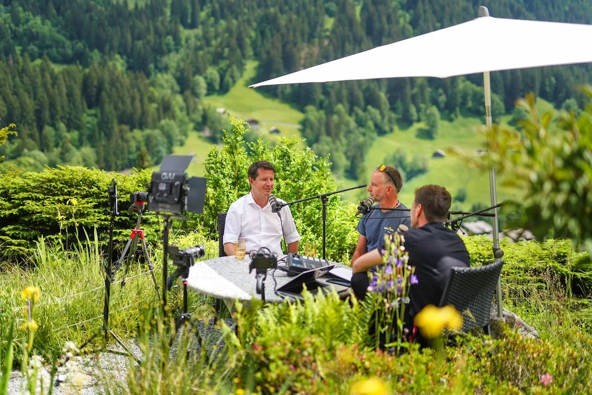 Outdoor-Podcastaufnahme mit Bergpanorama oberhalb von Grindelwald