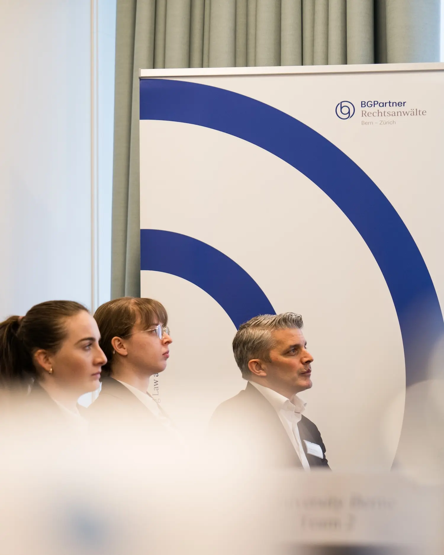 Publikum vor dem BGPartner Rechtsanwälte Branding am Academy of Law in Bern