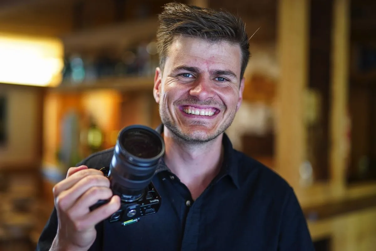 Fabio Zahn mit Kamera bei der Produktion des Videopodcasts Dorfgespräch in Grindelwald