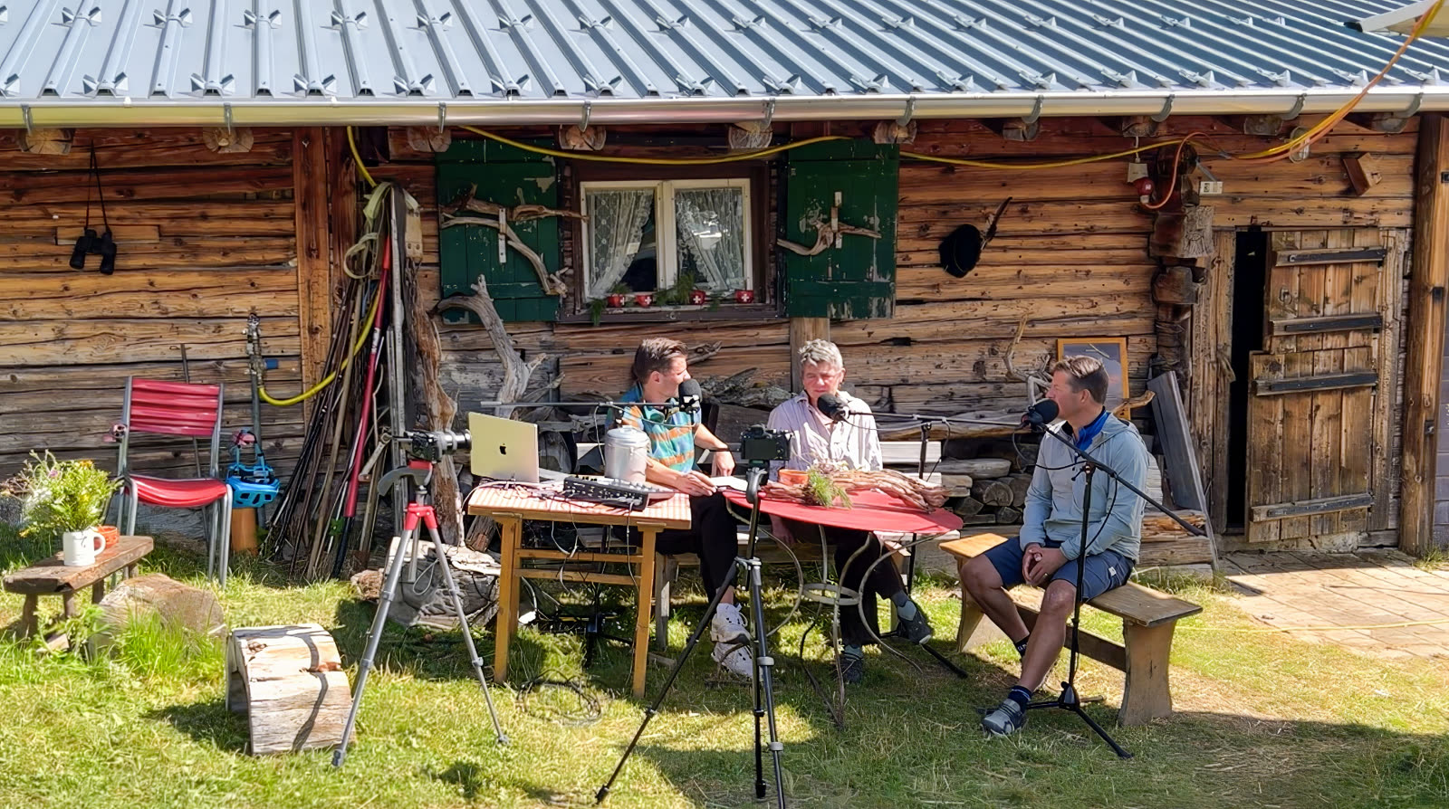 Aufnahme draussen vor einer alten Alphütte