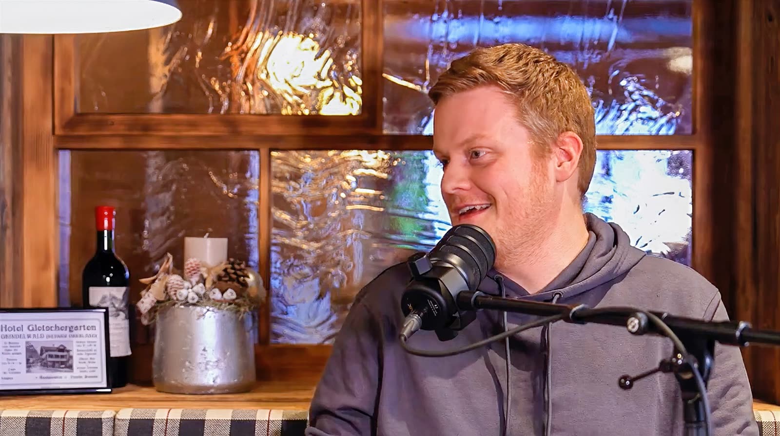 Podcast-Aufnahme in der Stube mit Gast am Mikrofon