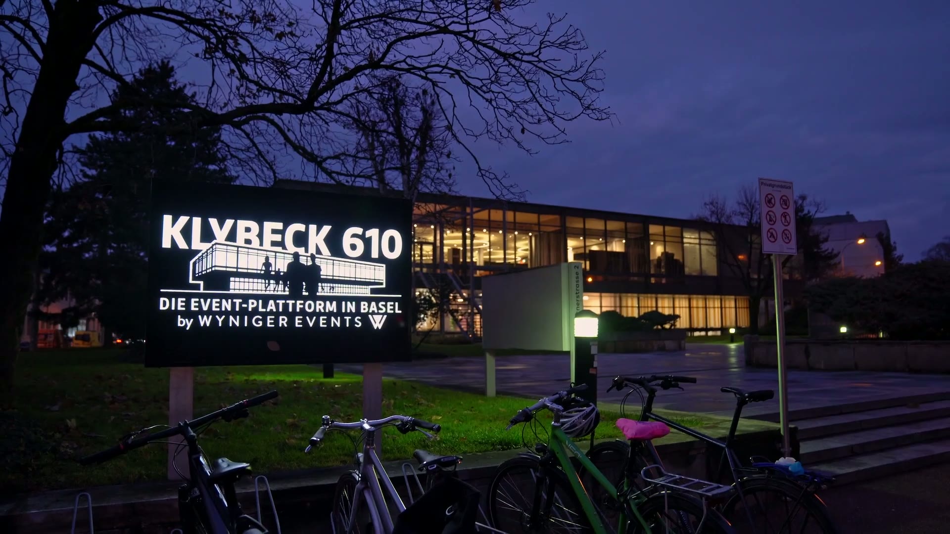 Campus Klybeck, beleuchtete Signaletik auf dem Areal am Abend