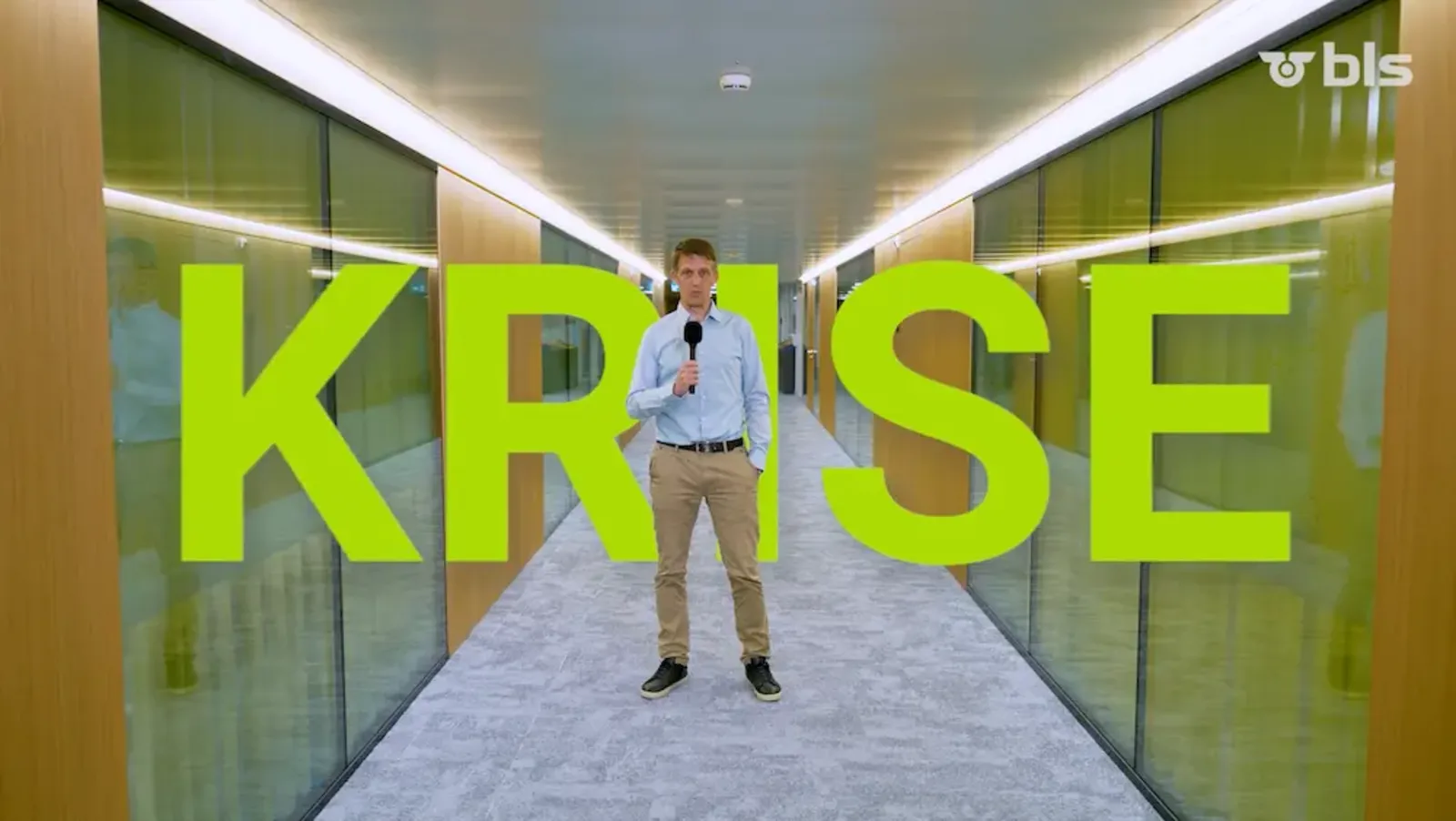 Still aus dem BLS-Krisenstab-Video: Moderator im Bürokorridor mit Titel «Krise»