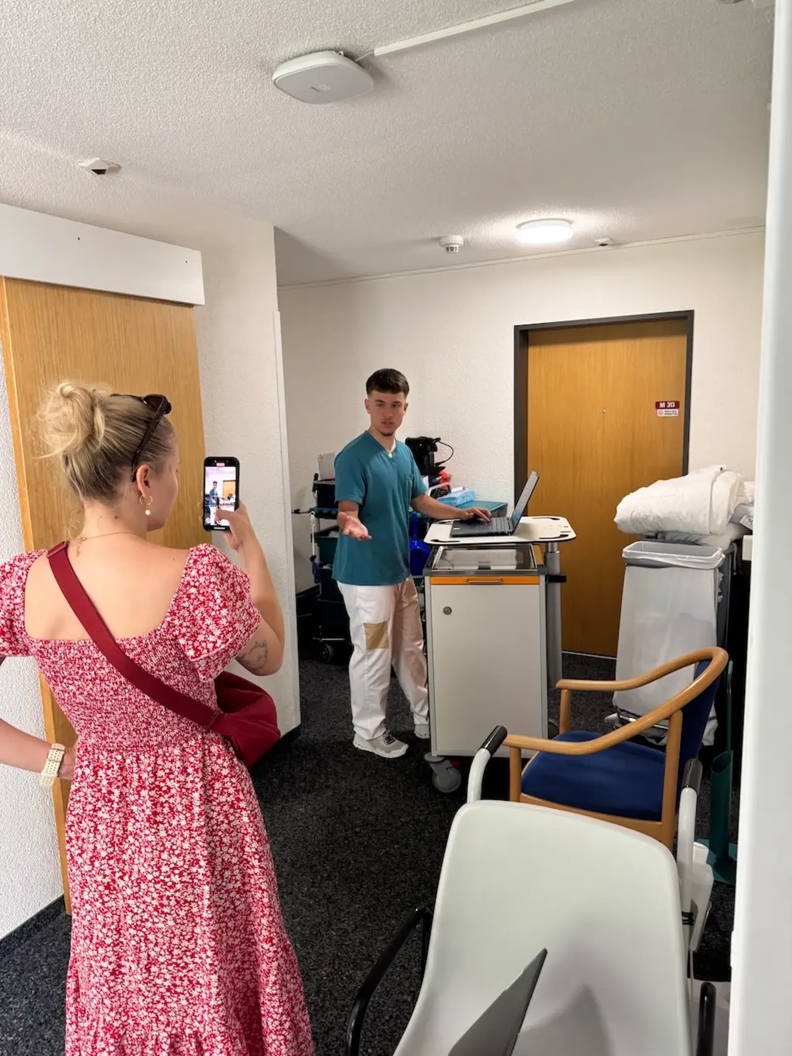 Dreh mit Pfleger im Patientenzimmer der Klinik Schönberg
