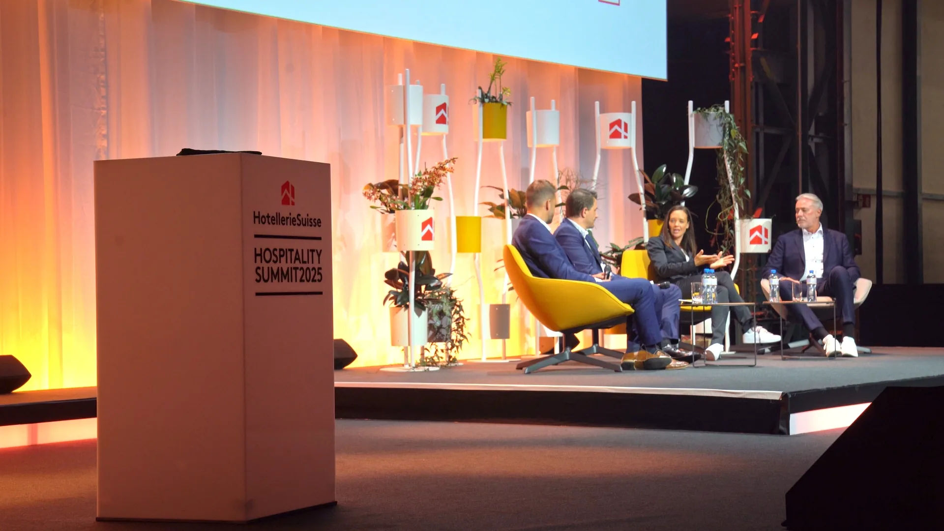 Panel-Diskussion auf der Hauptbühne des Hospitality Summit 2025 mit HotellerieSuisse-Branding