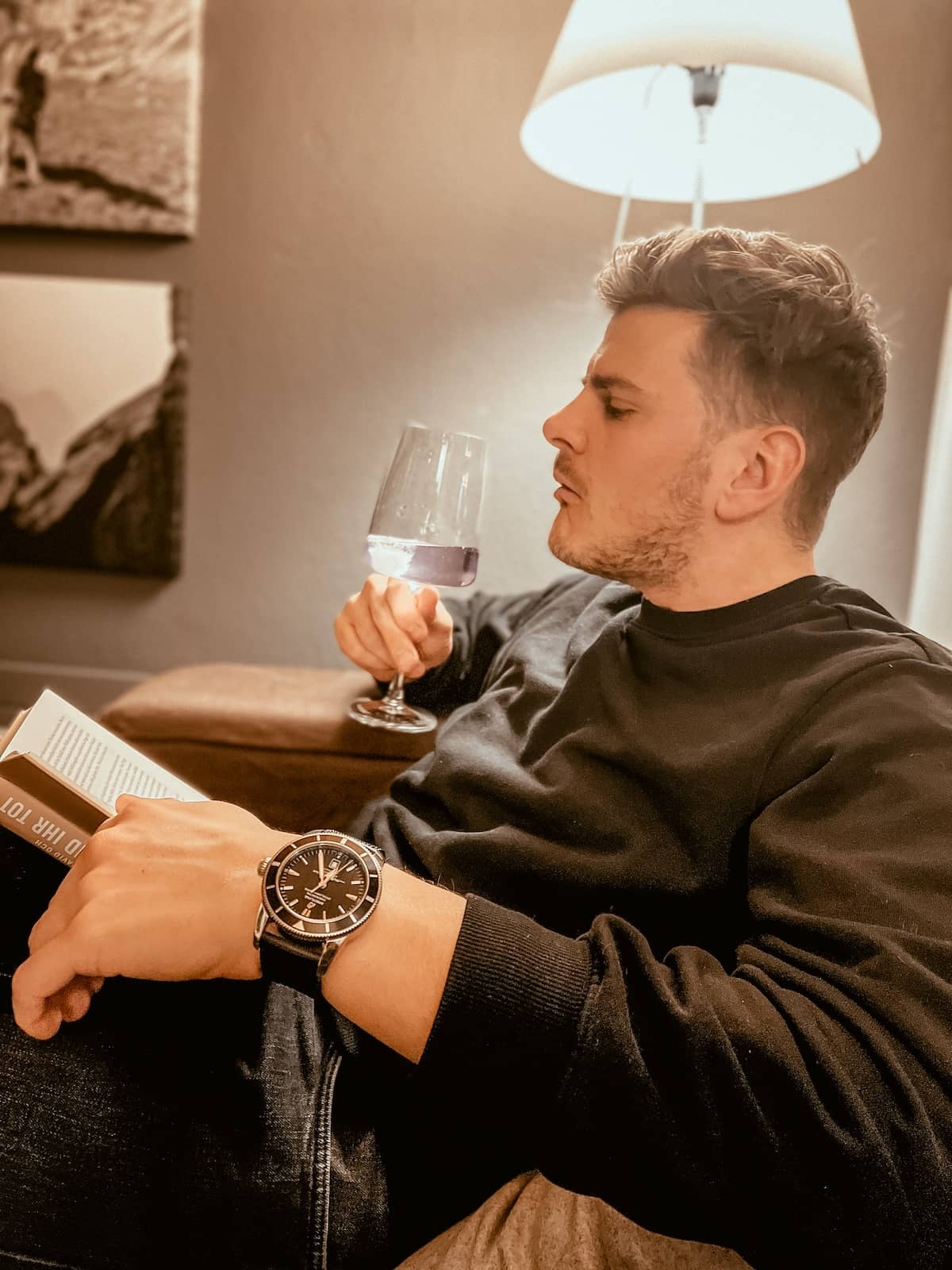 Lesen mit einem Glas Wein