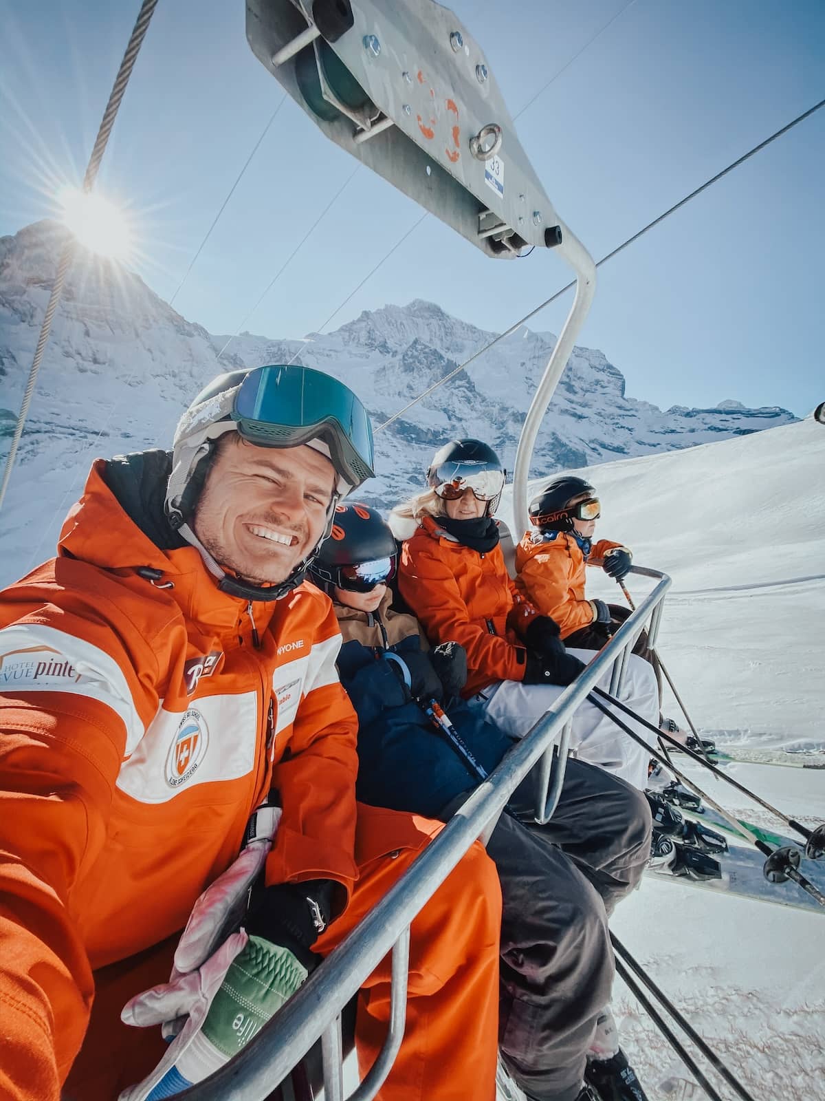 Als Skilehrer am Sessellift mit Blick auf die Jungfrau