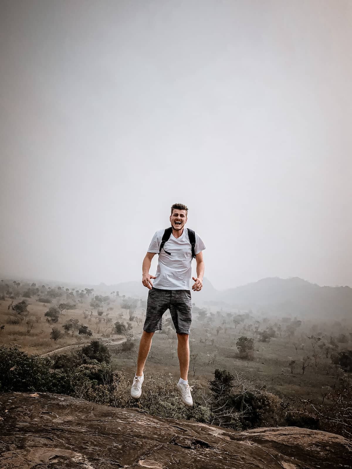 Sprung auf einem Felsen in Ghana
