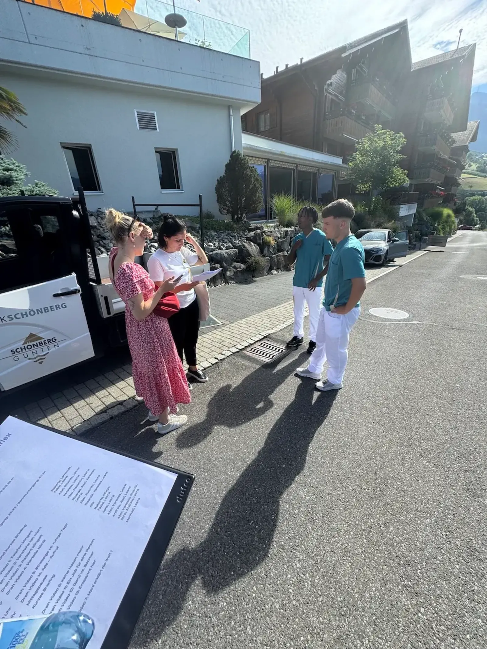 Team mit Pflegenden vor der Klinik Schönberg in Gunten