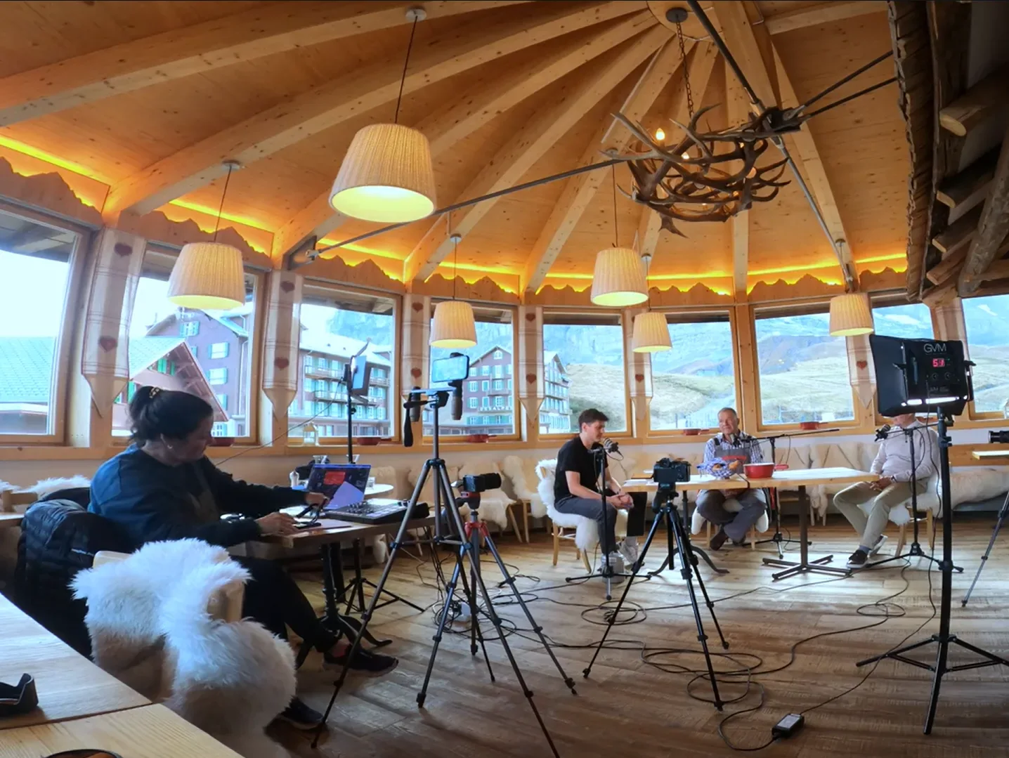 Videopodcast-Aufnahme im Bergrestaurant an der Firstbahn in Grindelwald mit Kamera-Setup und Gästen