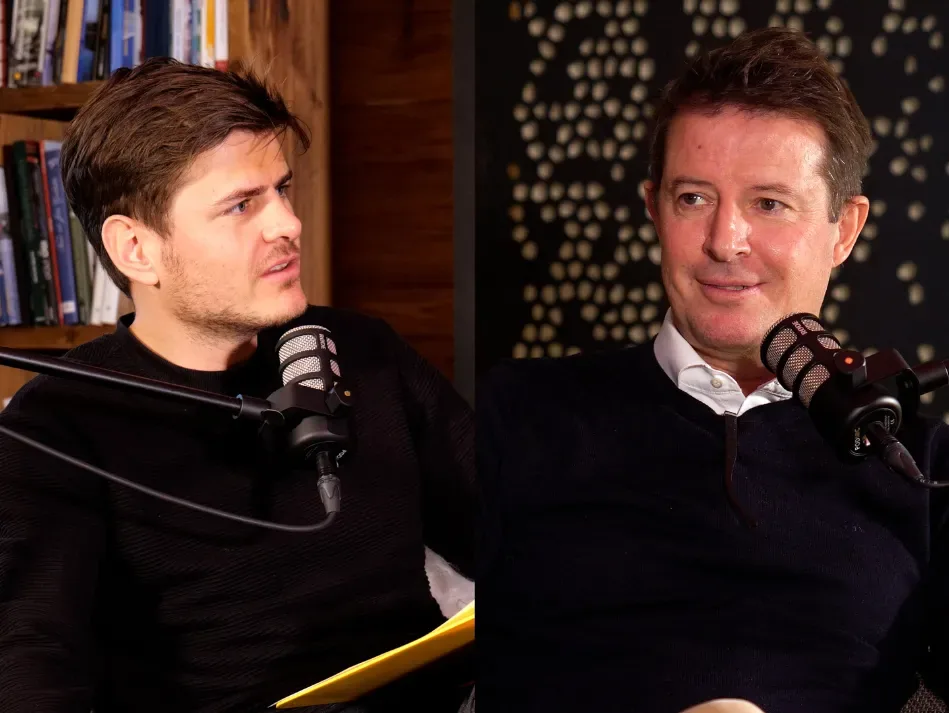 Fabio Zahn im Interview mit Gast im Podcast-Studio von Grindelwald Tourismus