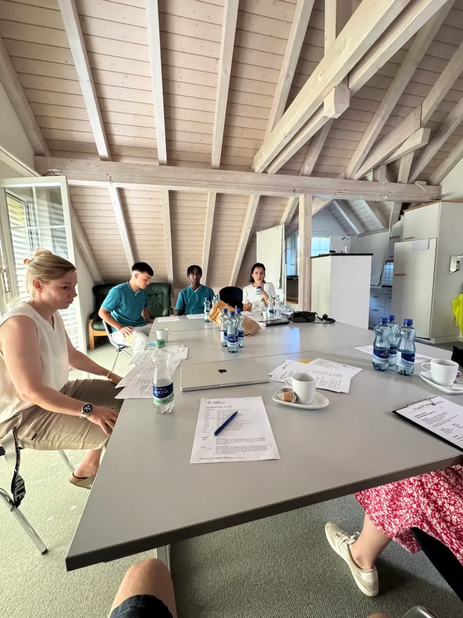Content Day Besprechung im Dachstock der Klinik Schönberg