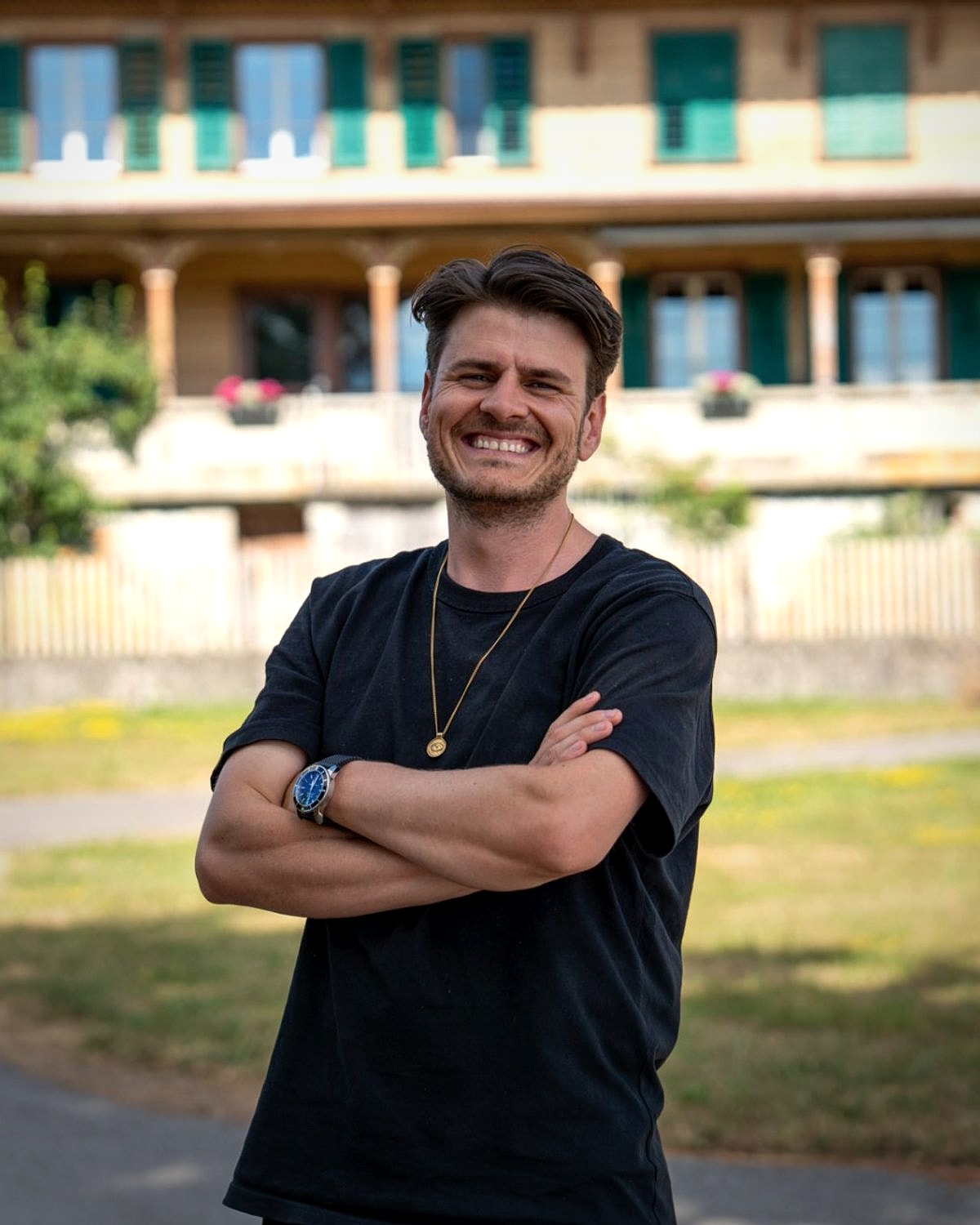 Porträt Fabio Zahnd vor einem Berner Bauernhaus