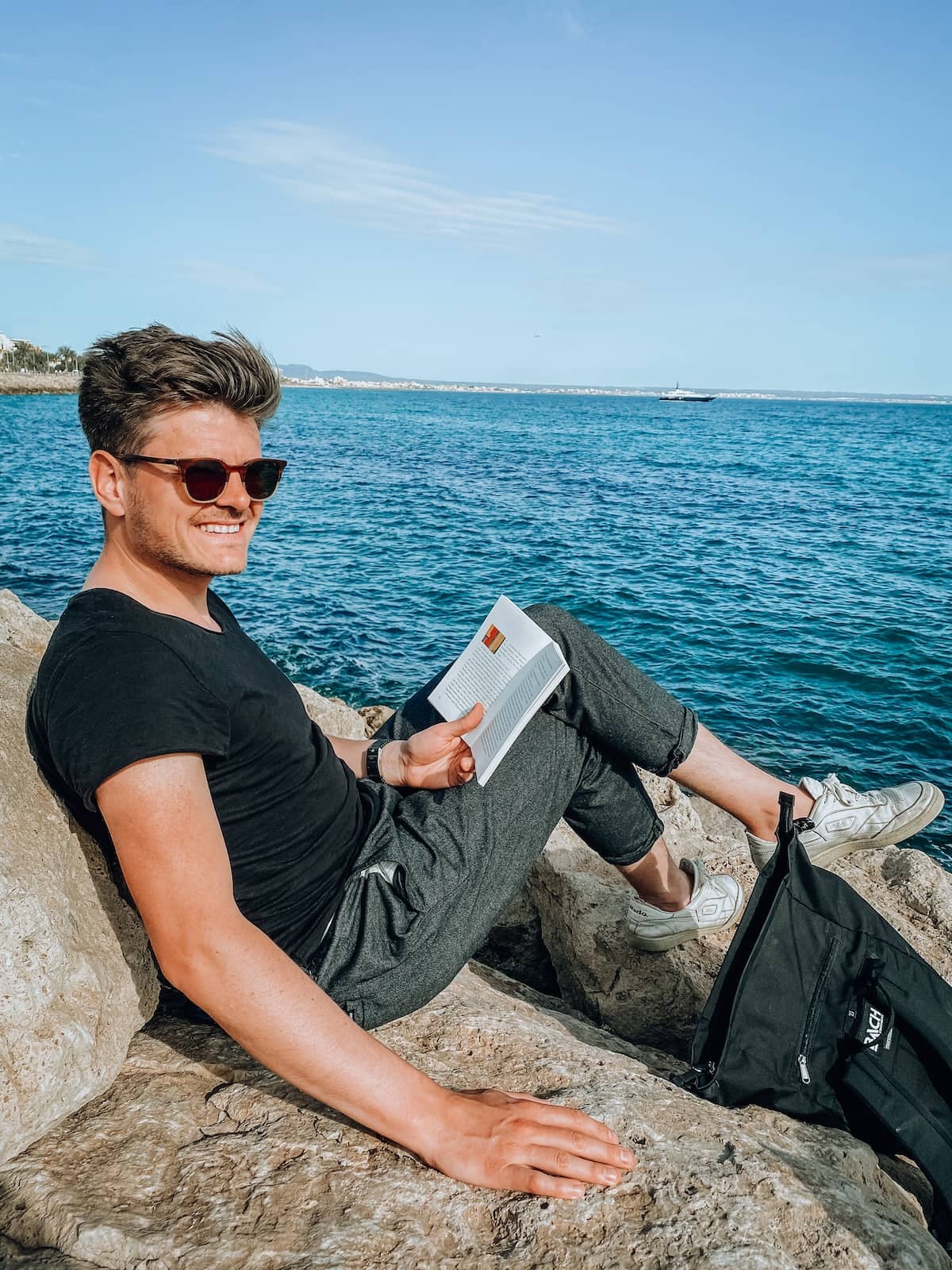 Lesen am Meer auf Mallorca