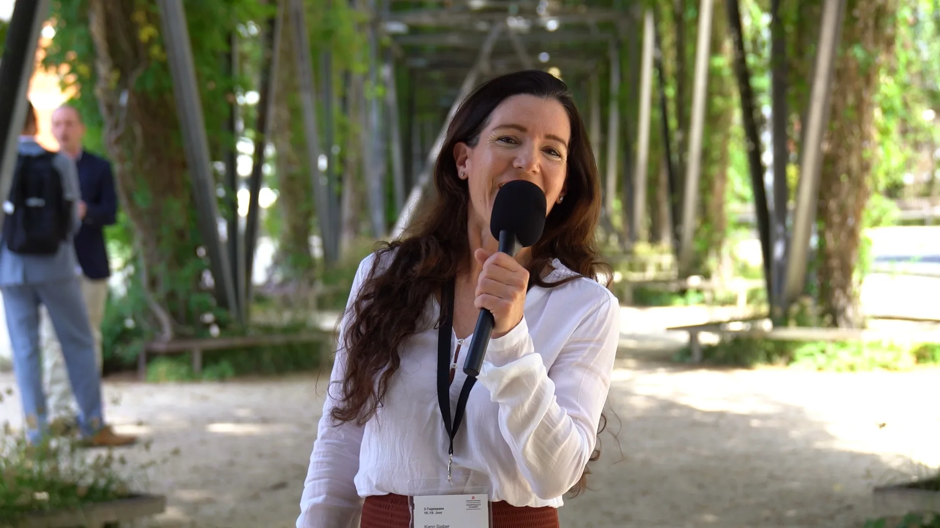 Interview mit Mikrofon im begrünten Aussenbereich des Hospitality Summit 2025