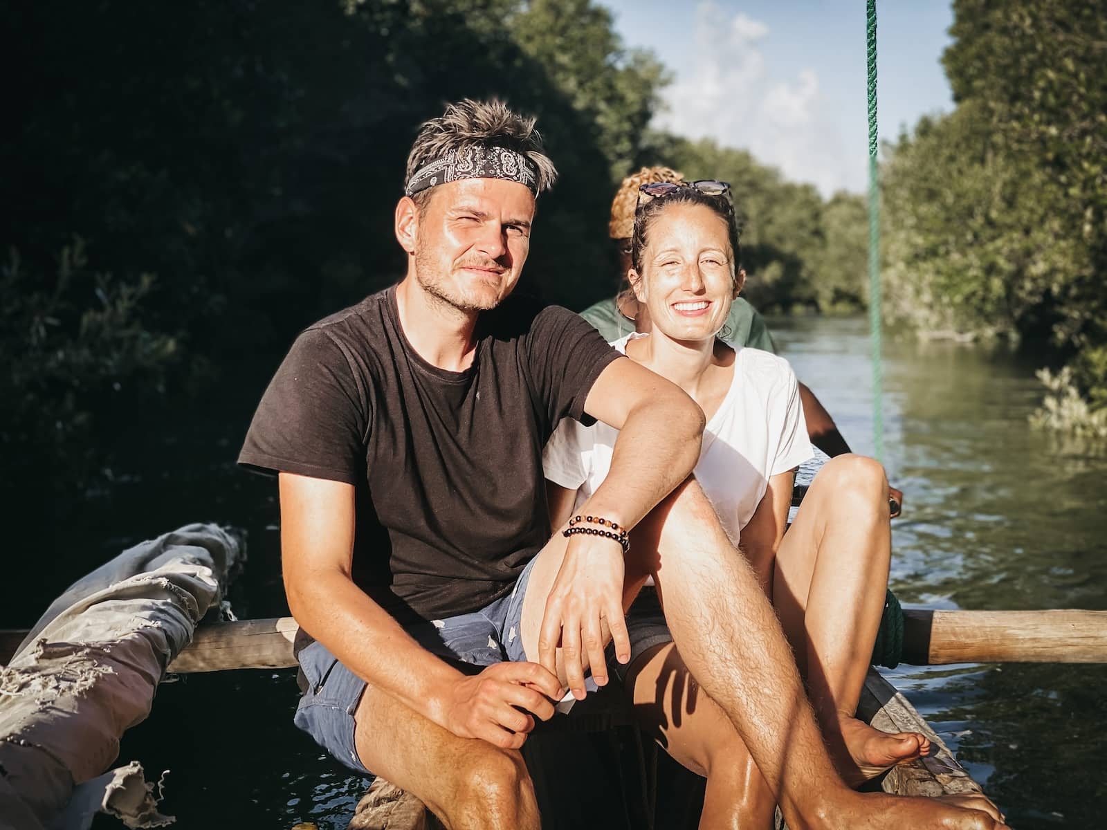 Mit Partnerin auf einem Boot in den Mangroven