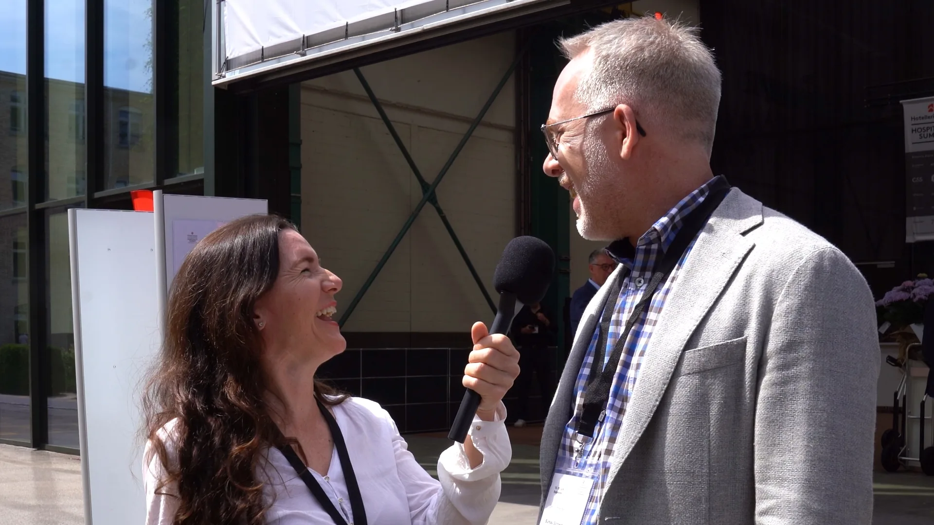 Lachendes Interview-Moment am Hospitality Summit 2025