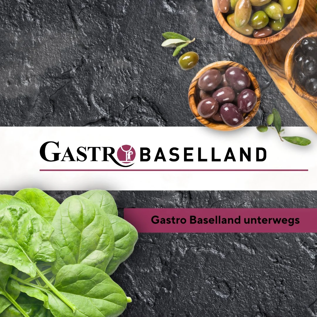 Cover des Podcasts «Gastro Baselland unterwegs» mit Verbands-Logo, Oliven und Spinat auf Schiefer-Untergrund