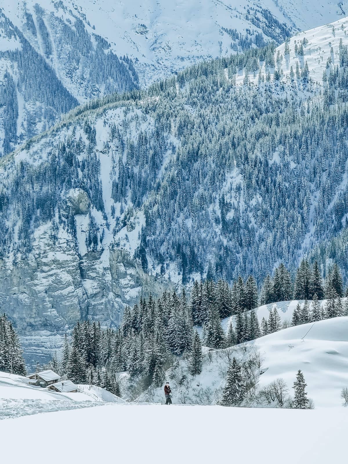 Winterlandschaft mit kleiner Figur in den Schweizer Bergen