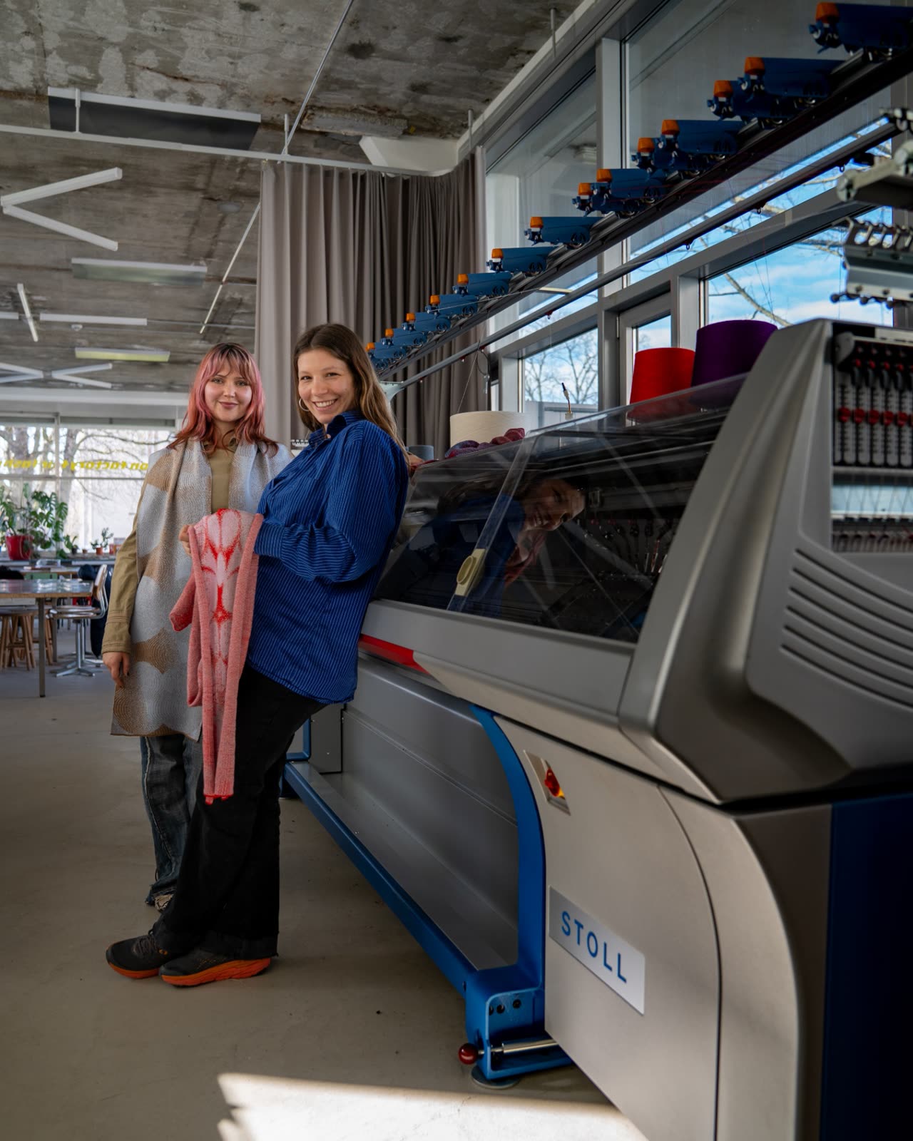 Strickwerkstatt auf dem Areal, Handwerk vor einer STOLL-Strickmaschine.
